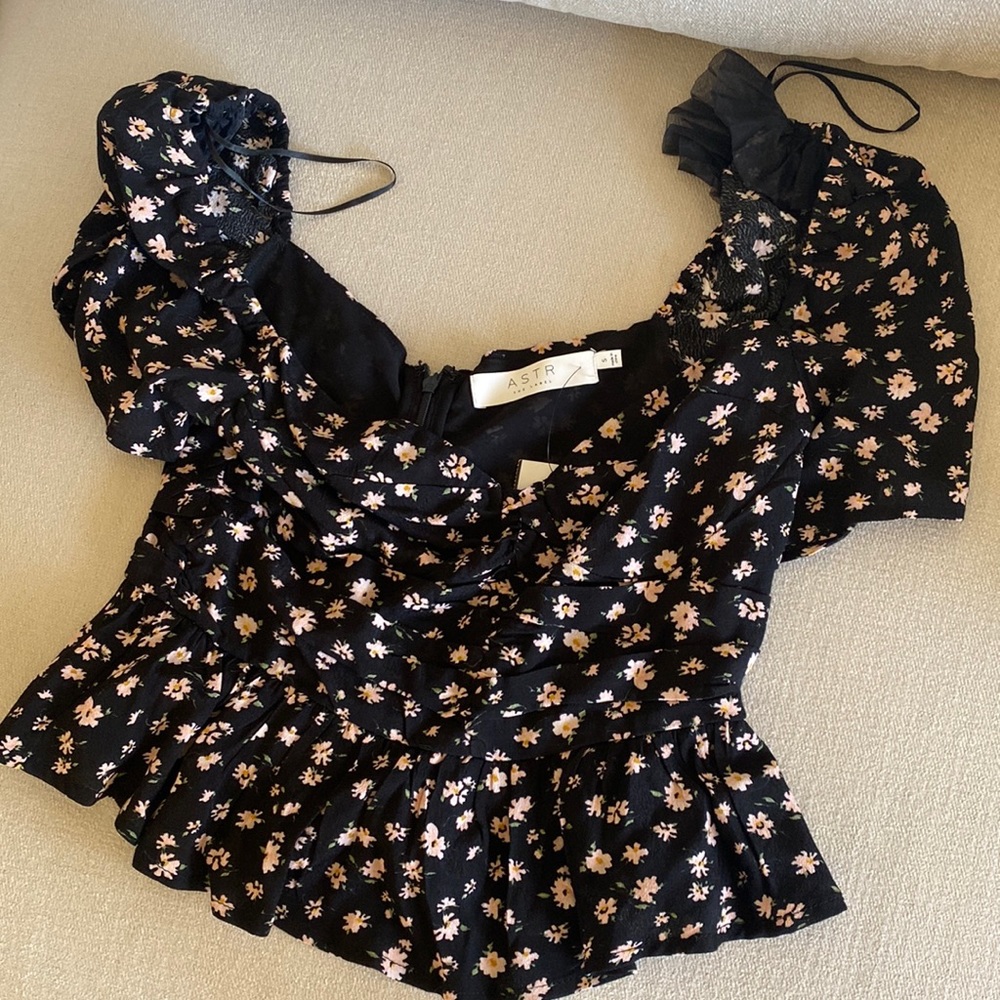NWT ASTR the Label ditsy floral blouse